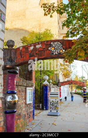 Wien, Österreich - 27. Oktober 2019: Museum Hundertwasser im Kunst Haus Wien in Wien, Österreich. Ökologisches Engagement Konzept – Grasdächer und bepflanzt Stockfoto