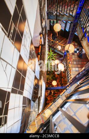 Wien, Österreich - 27. Oktober 2019: Das Museum Hundertwasser im Kunst Haus Wien in Wien, Österreich. Museumsinterieur mit Treppe Stockfoto