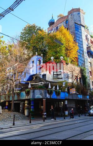 Wien, Österreich - 27. Oktober 2019: Hundertwasserhaus Appartementhaus hat bunte Fassade, wellige Böden, Dach mit Erde und Gras bedeckt, groß Stockfoto