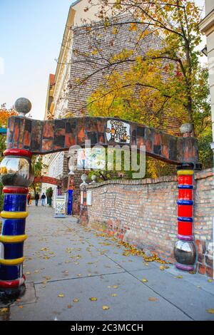 Wien, Österreich - 27. Oktober 2019: Museum Hundertwasser im Kunst Haus Wien in Wien, Österreich. Ökologisches Engagement Konzept – Grasdächer und bepflanzt Stockfoto