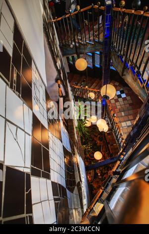 Wien, Österreich - 27. Oktober 2019: Das Museum Hundertwasser im Kunst Haus Wien in Wien, Österreich. Museumsinterieur mit Treppe Stockfoto