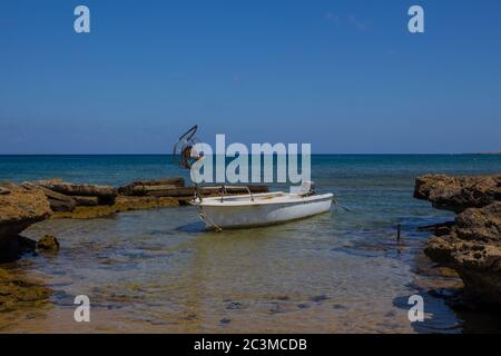 Kleines Seufzerboot am Strand des Mittelmeers in der Nähe von Protaras Dorf in Zypern Stockfoto