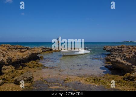 Kleines Seufzerboot am Strand des Mittelmeers in der Nähe von Protaras Dorf in Zypern Stockfoto