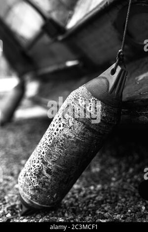 Graustufen Nahaufnahme des rostigen alten und gealterten Bootes Boje Stockfoto