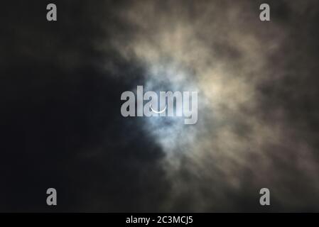 Neu Delhi, Indien. Juni 2020. Der Mond bedeckt die Sonne teilweise während einer Sonnenfinsternis. Kredit: SOPA Images Limited/Alamy Live Nachrichten Stockfoto