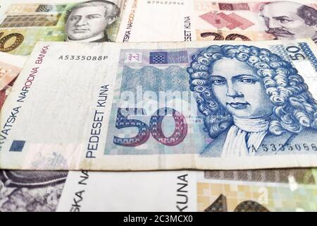 Nahaufnahme eines Stapels kroatischer Kuna-Banknoten. Stockfoto