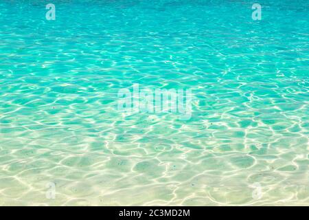 Klares Wasser Reflexionen auf flachen Sandboden, Thailand in einem Sommertag Stockfoto
