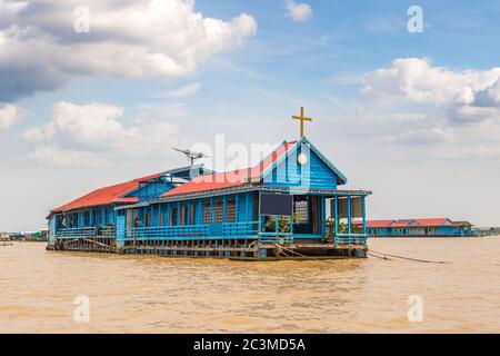 Schwimmende Kirche in Chong Khneas schwimmendes Dorf in der Nähe von Siem Reap, Kambodscha an einem Sommertag Stockfoto