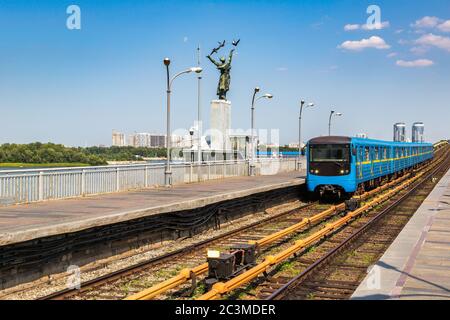 Metro (U-Bahn) Zug auf U-Bahn-Brücke in Kiew, Ukraine in einem schönen Sommertag Stockfoto