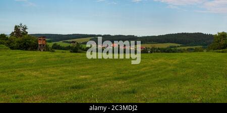 Schöne Landschaft hügelig über Valaske Prikazy Dorf in Tschechien mit Wiesen, kleinere Dorf im Tal, Hügel und Jagdstand Stockfoto