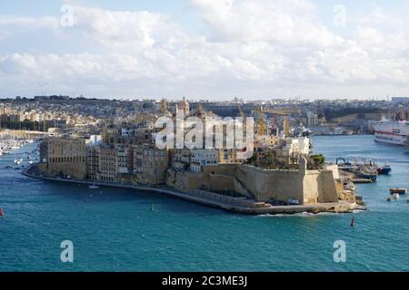 VALLETTA, MALTA - 31. DEZEMBER 2019: Das mächtige Fort St. Angelo dominiert den Grand Harbour von Valetta mit Schiffen Stockfoto