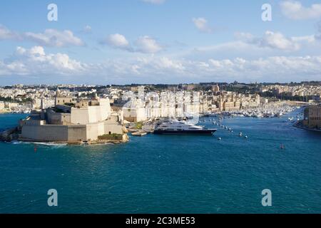 VALLETTA, MALTA - 31. DEZEMBER 2019: Das mächtige Fort St. Angelo dominiert den Grand Harbour von Valetta mit Schiffen Stockfoto