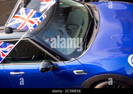 Die Union-Jack-Flagge schlägt über einem in Großbritannien gebauten Mini-Auto Stockfoto