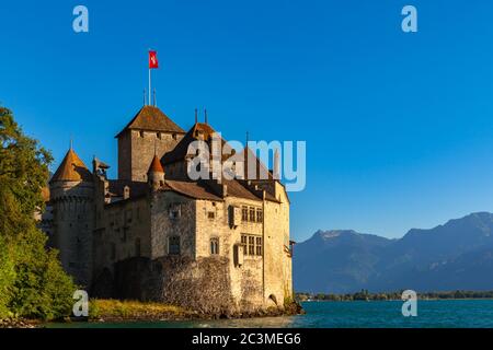 Schöne Aussicht auf Schloss Chillon bei Sonnenuntergang in der goldenen Sonne, am See des Genfer Sees, Montreux, Kanton Waadt, Schweiz Stockfoto