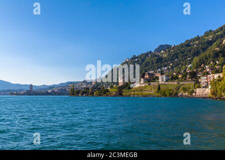 Schöne Aussicht auf den Genfer See und Montreux Stadt bei Dämmerung an einem Sommertag, Kanton Waadt, Schweiz Stockfoto