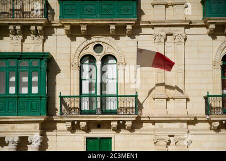 VALLETTA, MALTA - 31. DEZEMBER 2019: Malta Flagge, Stadt Straße und Leben, Blick auf die Stadt und Architektur Stockfoto