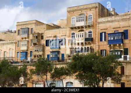 VALLETTA, MALTA - 31. DEZEMBER 2019 typisch maltesische Gebäude mit Gallarija, traditionellen geschlossenen Holzbalkons Stockfoto