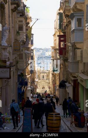 VALLETTA, MALTA - 31. DEZEMBER 2019 typisch maltesische Gebäude mit Gallarija, traditionellen geschlossenen Holzbalkons Stockfoto