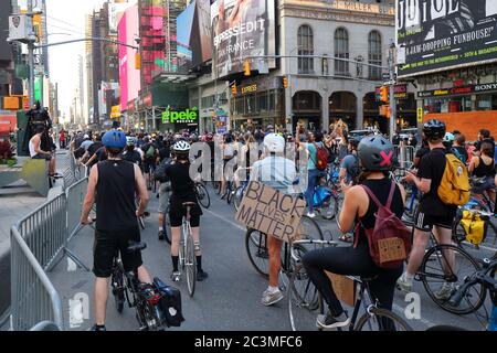 New York, NY, 20. Juni 2020. Demonstranten auf Fahrrädern auf dem Times Square, der von Polizeibarrikaden umgeben ist. Der Fahrradprotest war eine Solidaritätsfahrt mit Black Lives Matter, die in einer Reihe von amerikanischen Polizeimorden Gerechtigkeit forderte: George Floyd, Breonna Taylor und unzählige andere. Die Fahrradtour wurde von dem Kollektiv Street Riders NYC organisiert. Mehrere tausend Menschen nahmen an der bewegenden Demonstration Teil, die vom Times Square, Harlem und Battery Park aus ging. Juni 20, 2020 Stockfoto