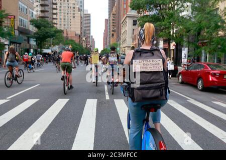 New York, NY, 20. Juni 2020. Eine Radfahrerin trägt einen Dackel in einem Rucksack mit einem Schild: "EIN kleiner Hund für große Veränderung. Definanzieren Sie die Polizei, beenden Sie qualifizierte Immunität!!' Der Fahrradprotest war eine Solidaritätsfahrt mit Black Lives Matter, die in einer Reihe von amerikanischen Polizeimorden Gerechtigkeit forderte: George Floyd, Breonna Taylor und unzählige andere. Die Fahrradtour wurde von dem Kollektiv Street Riders NYC organisiert. Mehrere tausend Menschen nahmen an der bewegenden Demonstration Teil, die vom Times Square, Harlem und Battery Park aus ging. Juni 20, 2020 Stockfoto