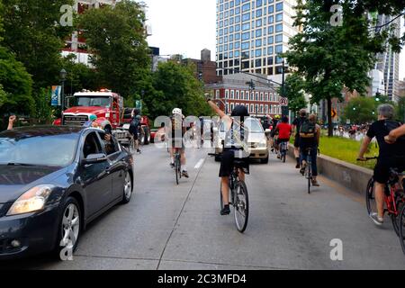 New York, NY, 20. Juni 2020. Radfahrer und Fahrer heben ihre Fäuste, während Tausende von Demonstranten auf Fahrrädern am West Side Highway vorbeifahren. Der Fahrradprotest war eine Solidaritätsfahrt mit Black Lives Matter, die in einer Reihe von amerikanischen Polizeimorden Gerechtigkeit forderte: George Floyd, Breonna Taylor und unzählige andere. Die Fahrradtour wurde von dem Kollektiv Street Riders NYC organisiert. Mehrere tausend Menschen nahmen an der bewegenden Demonstration Teil, die vom Times Square, Harlem und Battery Park aus ging. Juni 20, 2020 Stockfoto