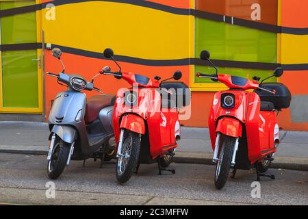 Wien, Österreich - 27. Oktober 2019: Die Elektroroller der Marke 'Schwalbe' und Kymco Like stehen am Straßenrand. Emmy Elektro-Scooter für Sha Stockfoto