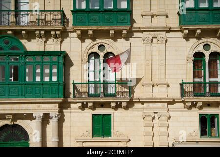 VALLETTA, MALTA - 31. DEZEMBER 2019: Malta Flagge, Stadt Straße und Leben, Blick auf die Stadt und Architektur Stockfoto