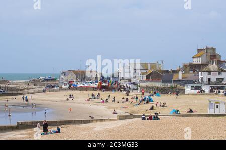 Lyme Regis, Dorset, Großbritannien. Juni 2020. UK Wetter: Ein heller und luftiger Start in den Sommer bei Lyme Regis. Die Menschen genießen die Zeit am Strand am längsten Tag des Jahres. Kredit: Celia McMahon/Alamy Live Nachrichten Stockfoto