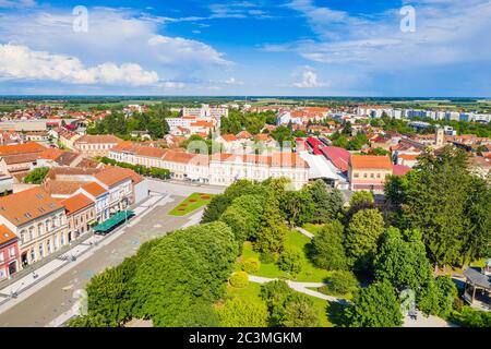 Panorama-Luftaufnahme der Stadt Koprivnica in Podravina Region in Kroatien Stockfoto