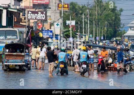 BANGKOK, THAILAND - OKTOBER 25: Tuk-Tuk Taxis und Motorräder am Rande des Wassers während der schlimmsten Überschwemmungen seit Jahrzehnten in Bangkok, Thailand o Stockfoto