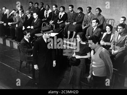 Besetzung Performance Foto von ALFREDO VALENTE inklusive MARC BLITZSTEIN am Klavier und OLIVE STANTON in THE CRADLE WIRD ROCKEN 1937 ein Stück Musik von MARC BLITZSTEIN Produktion von ORSON WELLES Produzenten Orson Welles und John Houseman in Zusammenarbeit mit Sam H. Grisman The Mercury Theatre 110 West 41 Straße New York Stockfoto