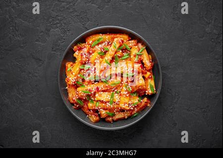 Honey Chili Potato oder Schezwan Aloo in schwarzer Schale auf dunkler Schieferplatte. Chilipartoffeln ist ein indo-chinesisches Gericht. Authentische asiatische Küche. Indisch Stockfoto