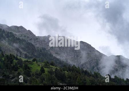 Nebel enthüllt das Saccarello-Massiv in den ligurischen Alpen, entlang der französisch-italienischen Grenze Stockfoto