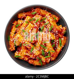 Honey Chili Potato oder Schezwan Aloo in schwarzer Schale isoliert auf weißem Hintergrund. Chilipartoffeln ist ein indo-chinesisches Gericht. Authentische asiatische Küche. Ind Stockfoto