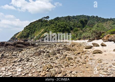 Rocky Beach auf Koh Lanta, Thailand, Asien Stockfoto