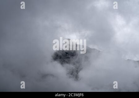 Nebel enthüllt das Saccarello-Massiv in den ligurischen Alpen, entlang der französisch-italienischen Grenze Stockfoto