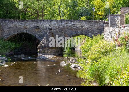 Historische Steinbrücke über den Fluss Elz in Monreal, Deutschland Stockfoto
