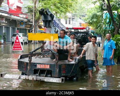 BANGKOK, THAILAND - OKTOBER 29: Rettungsteam auf einem Polizei-Abschleppwagen während der schlimmsten Überschwemmungen seit Jahrzehnten in Bangkok, Thailand am 29. Oktober 2011. Stockfoto