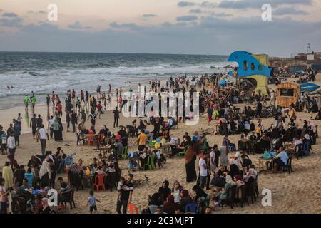 Gaza, Palästina. Juni 2020. Die Menschen genießen den Sand am Meer, während die palästinensische Regierung die Beschränkungen des Coronavirus (COVID-19) im zentralen Gazastreifen, Palästina, am 20. Juni 2020 lockert. (Foto von Yousef Masoud/INA Photo Agency/Sipa USA) Quelle: SIPA USA/Alamy Live News Stockfoto