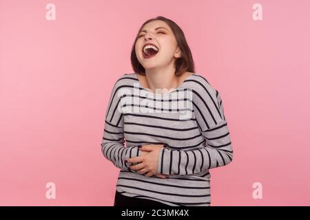 Porträt von amüsierten Frau im gestreiften Sweatshirt Bauch halten, kann nicht aufhören, laut zu lachen, Knacken und hysterisch zu lustigen Witz, Anekdote. In Stockfoto