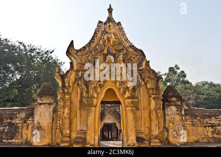 Altes Portal bei mir Nu Brick Kloster, Mandalay, Inwa, Myanmar (Birma), Asien Stockfoto