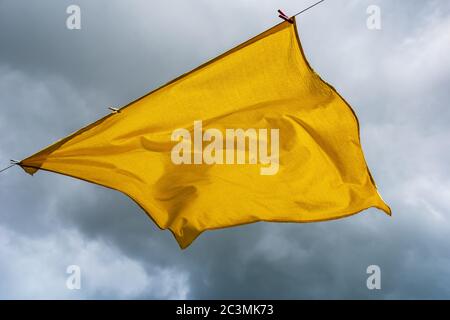 Großes gelbes Bettlaken an einem Seil. Stockfoto