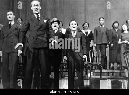 Besetzung Performance Foto von ALFREDO VALENTE inklusive HOWARD da SILVA und OLIVE STANTON in THE CRADLE WILL ROCK 1937 ein Stück Musik von MARC BLITZSTEIN Produktion von ORSON WELLES Produzenten Orson Welles und John Houseman in Zusammenarbeit mit Sam H. Grisman The Mercury Theatre 110 West 41st Street New York Stockfoto