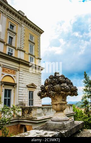 3. Juni 2016 - Caprarola, Viterbo, Latium, Italien - Villa Farnese, ein Renaissance-und manieristischen Bau. Die Rückseite des Gebäudes. Im Vordergrund Stockfoto