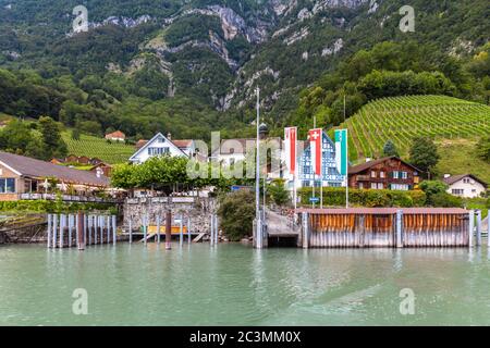 Schöne Aussicht auf die kleine Stadt Quinten am Walensee, Kanton St. Gallen, Schweiz Stockfoto