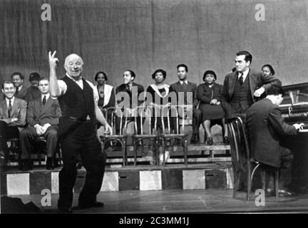 Besetzung Performance Foto von ALFREDO VALENTE inklusive MARC BLITZSTEIN am Klavier in DER WIEGE WIRD ROCKEN 1937 ein Stück Musik von MARC BLITZSTEIN Produktion von ORSON WELLES Produzenten Orson Welles und John Houseman in Zusammenarbeit mit Sam H. Grisman The Mercury Theatre 110 West 41st Street New York Stockfoto