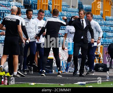 LONDON, Großbritannien, JUNI 20: Derby County Manager Phillip Cocu Ellbogen Gary Rowett Manager von Millwall nach EFL Sky Bet Championship zwischen Millw Stockfoto