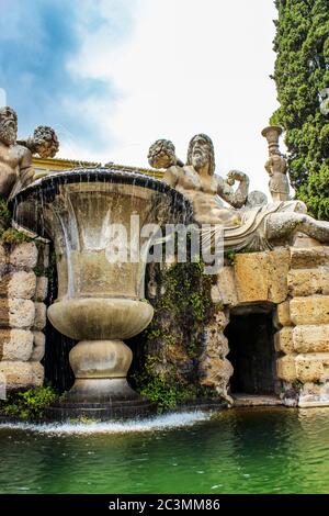 3. Juni 2016 - Caprarola, Viterbo, Latium, Italien - Villa Farnese. Der Garten (Park) der Villa. Brunnen mit einer großen Steinvase und Statuen von Bart Stockfoto