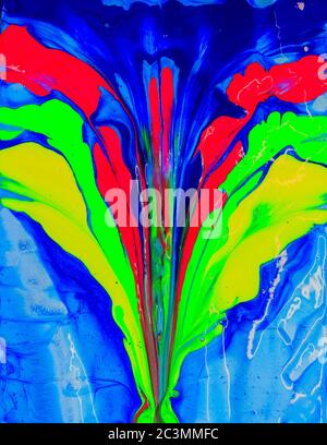Psychedelisch aussehende Eruption von grüner, blauer, roter, gelber Acrylfarbe auf einer Künstlerleinwand Stockfoto