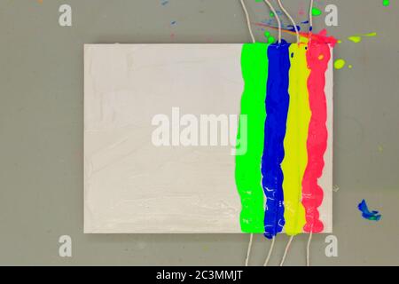 Vier Linien von String in farbigen Acrylfarbe über einem Künstler begraben Stockfoto